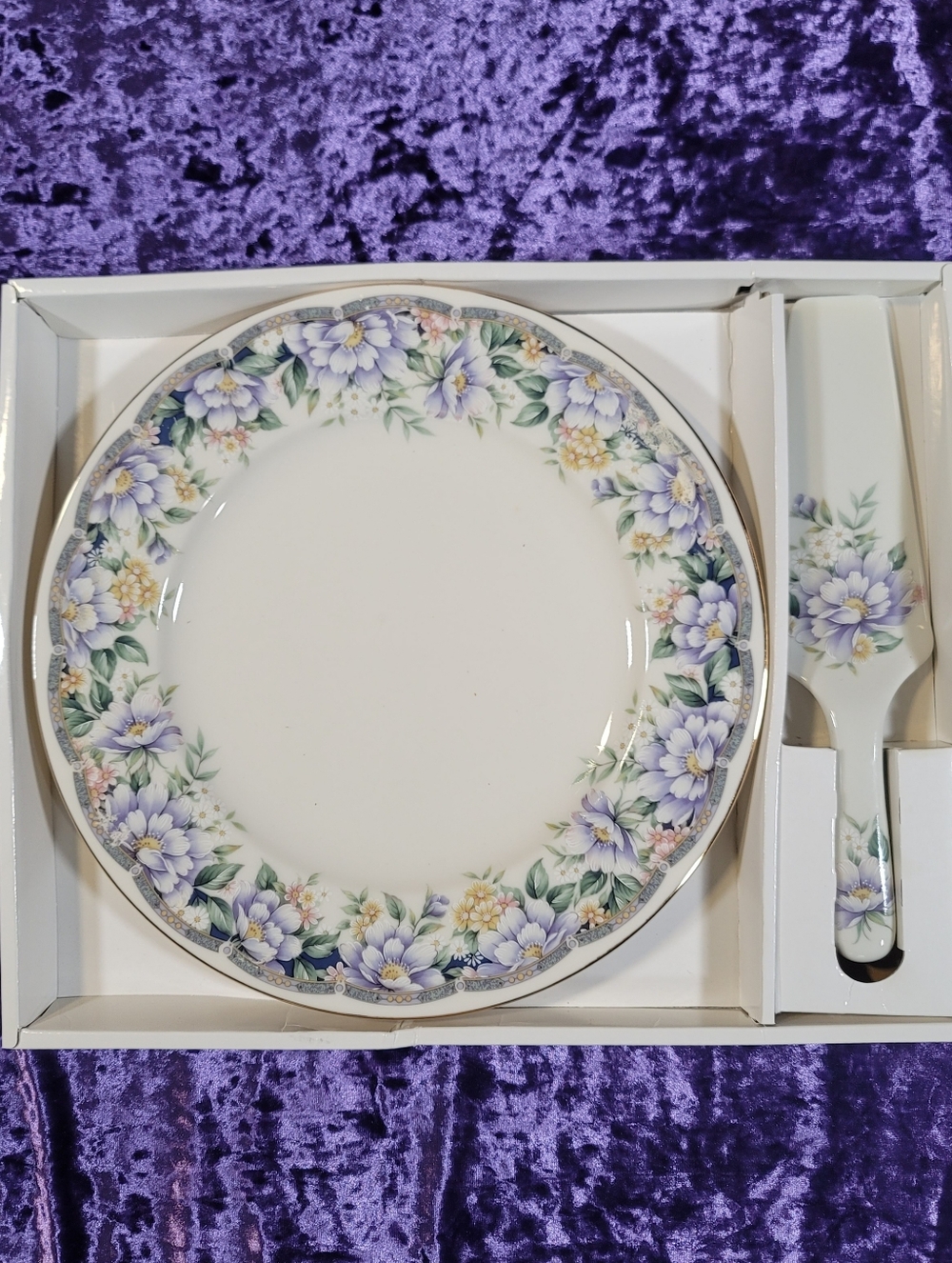 0904. In Original Box ~ Andrea by Sadek Cake Plate & Server 'Donna' Pattern 10.5